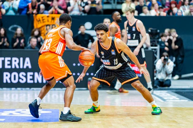 15.04.2026, xomx, Basketball easyCredit BBL Bundesliga, Niners Chemnitz - RATHIOPHARM Ulm v.l. Eric Washington (Niners Chemnitz) am Ball im Zweikampf mit Mark Smith (Ratiopharm Ulm) Chemnitz