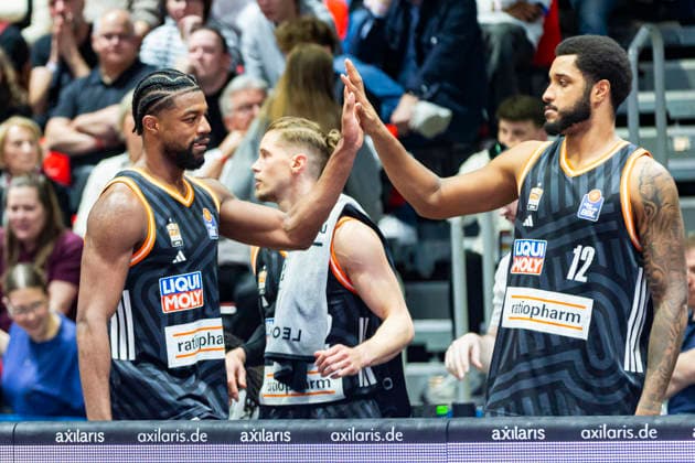 15.04.2026, xomx, Basketball easyCredit BBL Bundesliga, Niners Chemnitz - RATHIOPHARM Ulm v.l. Malik Osborne (Ratiopharm Ulm) und Joel Soriano (Ratiopharm Ulm) Chemnitz