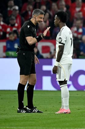 15.04.2026, xemx, Fussball UEFA Champions League, FC Bayern Muenchen - Real Madrid v.l. Schiedsrichter Referee Slavko Vincic (Slowenien) Vinicius Junior (Real Madrid) (DFL DFB REGULATIONS PROHIBIT ANY USE OF PHOTOGRAPHS as IMAGE SEQUENCES and or QUASI-VIDEO) Muenchen