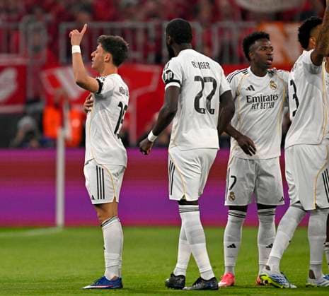 15.04.2026, Fussball UEFA Championsleague 2025 2026: Viertelfinale Rückspiel, FC Bayern München - Real Madrid, in der Allianz-Arena München, Arda Güler (Real Madrid) jubelt v.l. Arda Güler (Real Madrid), Antonio Rüdiger (Real Madrid), Vinicius Junior (Real Madrid) und Eder Militao (Real Madrid)