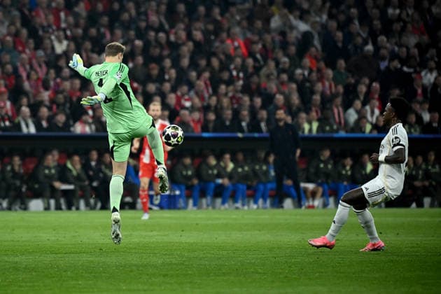 15.04.2026, xemx, Fussball UEFA Champions League, FC Bayern Muenchen - Real Madrid v.l. Manuel Neuer (FC Bayern Muenchen) Vinicius Junior (Real Madrid) Zweikampf, Aktion, action, battle for the ball (DFL DFB REGULATIONS PROHIBIT ANY USE OF PHOTOGRAPHS as IMAGE SEQUENCES and or QUASI-VIDEO) Muenchen