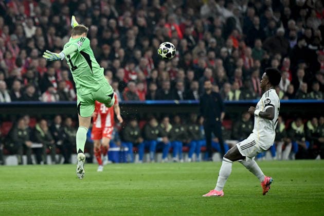 15.04.2026, xemx, Fussball UEFA Champions League, FC Bayern Muenchen - Real Madrid v.l. Manuel Neuer (FC Bayern Muenchen) Vinicius Junior (Real Madrid) Zweikampf, Aktion, action, battle for the ball (DFL DFB REGULATIONS PROHIBIT ANY USE OF PHOTOGRAPHS as IMAGE SEQUENCES and or QUASI-VIDEO) Muenchen