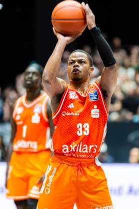 15.04.2026, xomx, Basketball easyCredit BBL Bundesliga, Niners Chemnitz - RATHIOPHARM Ulm v.l. Eric Washington (Niners Chemnitz) am Ball. Freiwurf. Chemnitz