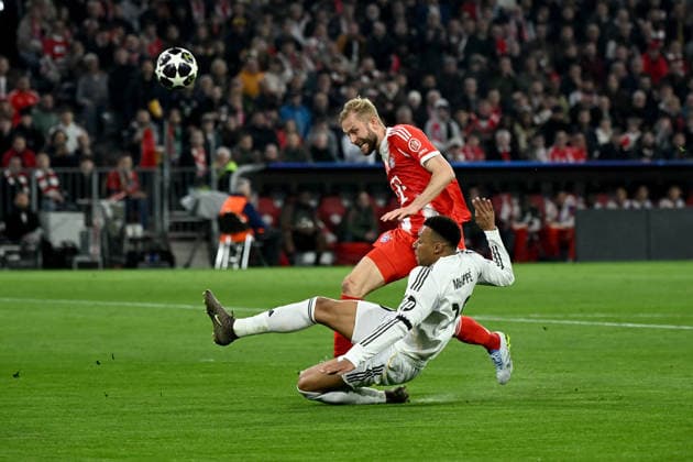 15.04.2026, xemx, Fussball UEFA Champions League, FC Bayern Muenchen - Real Madrid v.l. Konrad Laimer (FC Bayern Muenchen) Kylian Mbappe (Real Madrid) Zweikampf, Aktion, action, battle for the ball (DFL DFB REGULATIONS PROHIBIT ANY USE OF PHOTOGRAPHS as IMAGE SEQUENCES and or QUASI-VIDEO) Muenchen