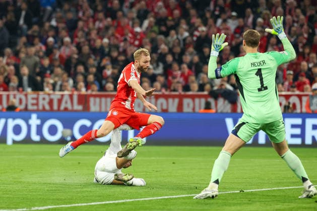 Konrad Laimer (FC Bayern Muenchen, 27) verhindert eine Torchance durch Kylian Mbappe (Real Madrid CF, 10) mit Manuel Neuer (FC Bayern Muenchen, 01), GER, FC Bayern Muenchen vs. Real Madrid CF, Fussball, UEFA Champions League, Viertelfinale, Rueckspiel, Saison 2025 2026, 15.04.2026, GER, FC Bayern Muenchen vs. Real Madrid CF, Fussball, UEFA Champions League, Viertelfinale, Rueckspiel, Saison 2025 2026, 15.04.2026 Muenchen Copyright: xEibner-Pressefoto JennixMaulx EP_JML