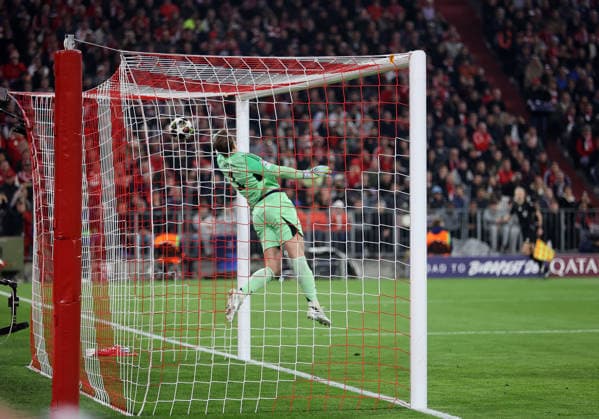 Fussball, Herren, Champions League, Saison 2025 2026, FC Bayern München - Real Madrid, Viertelfinale Rückspiel, Allianz Arena 1:2 durch Arda Güler Gueler (Real Madrid) Tor, hier im Bild Manuel Neuer (FC Bayern München) der den Ball nicht mehr parieren kann