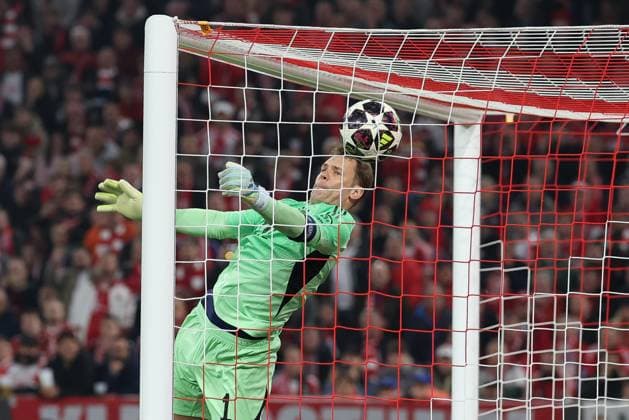 Manuel Neuer 1 (FC Bayern Muenchen) bekommt das Tor zum 1:2 duch einen Freistoss, FC Bayern Muenchen vs. Real Madrid, Fussball, UEFA, Champions League, Viertelfinale, Rueckspiel, 15.04.2026 Muenchen Bayern Deutschland