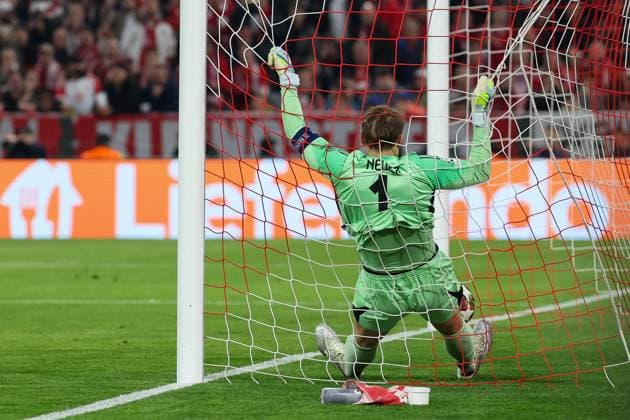 Manuel Neuer 1 (FC Bayern Muenchen) bekommt das Tor zum 1:2 duch einen Freistoss, FC Bayern Muenchen vs. Real Madrid, Fussball, UEFA, Champions League, Viertelfinale, Rueckspiel, 15.04.2026 Muenchen Bayern Deutschland *** Manuel Neuer 1 FC Bayern Muenchen gets the goal for 1 2 duch a free kick, FC Bayern Muenchen vs Real Madrid, Football, UEFA, Champions League, quarter-final, second leg, 15 04 2026 Muenchen Bayern Germany Copyright: xkolbert-press ChristianxKolbertx