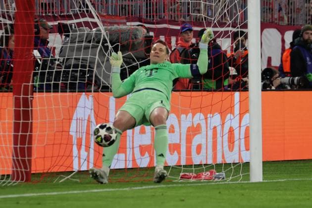 Bayerns 1 Torwart Manuel NEUER nach Gegentreffer zum 2:1. Fussball: Bayern - Real Madrid. Fußball Championsleague, FC Bayern München - Real Madrid Viertelfinale, Rueckspiel, Saison 2025-2026, am 15.04.2026 in Muenchen, A L L I A N Z A R E N A, Deutschland. Quelle Copyright Credit : Oryk HAIST