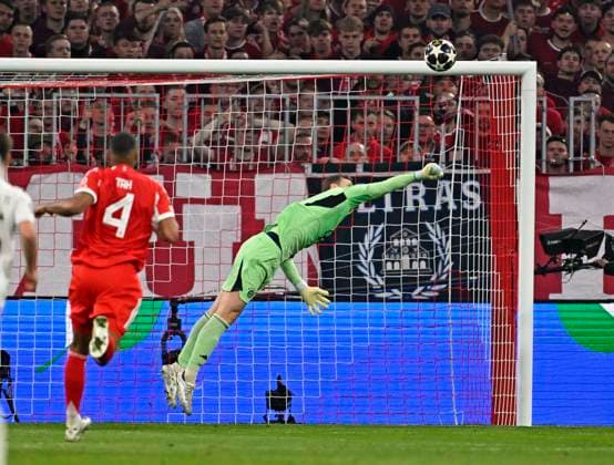 15.04.2026, Fussball UEFA Championsleague 2025 2026: Viertelfinale Rückspiel, FC Bayern München - Real Madrid, in der Allianz-Arena München, Torwart Manuel Neuer (FC Bayern München) kassiert das 1:2
