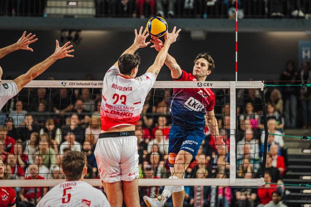 Volleyball Herren CEV Cup 2026 Finale SVG Lüneburg vs. Gas Sales Bluenergy Piacenza 15.04.2026 Ethan Champlin ( 20 SVG Lüneburg) gegen den Block von Alessandro Bovolenta ( 23 Gas Sales Bluenergy PIACENZA)