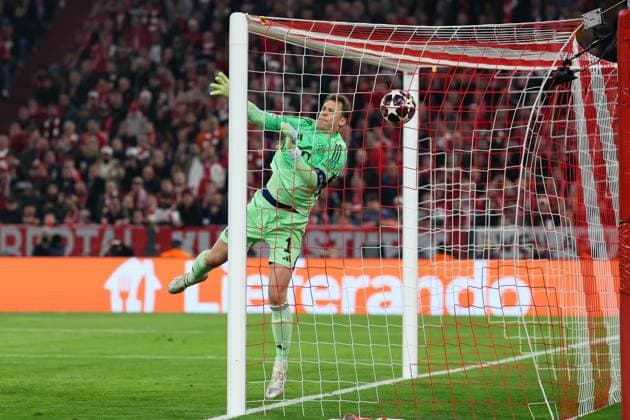 Manuel Neuer 1 (FC Bayern Muenchen) bekommt das Tor zum 1:2 duch einen Freistoss, FC Bayern Muenchen vs. Real Madrid, Fussball, UEFA, Champions League, Viertelfinale, Rueckspiel, 15.04.2026 Muenchen Bayern Deutschland