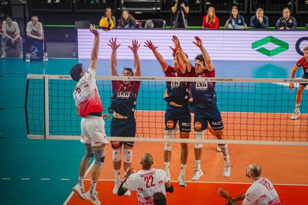 Volleyball Herren CEV Cup 2026 Finale SVG Lüneburg vs. Gas Sales Bluenergy Piacenza 15.04.2026 Ramazan Efe Mandiraci ( 9 Gas Sales Bluenergy PIACENZA) gegen den Dreierblock von Santeri Välimaa ( 12 SVG Lüneburg), Cole Young ( 8 SVG Lüneburg) und Ethan Champlin ( 20 SVG Lüneburg)