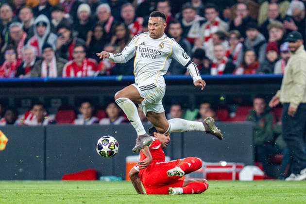 15.04.2026, FC Bayern München vs. Real Madrid, UEFA Champions League, Viertelfinale-Rückspiel Serge Gnabry (FC Bayern Muenchen, 7) Kylian Mbappe (Real Madrid, 9) Regulations prohibit any use of photographs as image sequences and or quasi video Copyright: xBahhoxKarax