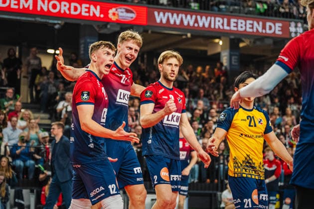 Volleyball Herren CEV Cup 2026 Finale SVG Lüneburg vs. Gas Sales Bluenergy Piacenza 15.04.2026 Santeri Välimaa ( 12 SVG Lüneburg), Axel Enlund ( 17 SVG Lüneburg) und Daniel Gruvaeus ( 2 SVG Lüneburg) jubeln mit dem Team
