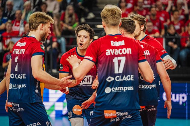 Volleyball Herren CEV Cup 2026 Finale SVG Lüneburg vs. Gas Sales Bluenergy Piacenza 15.04.2026 Ethan Champlin ( 20 SVG Lüneburg) jubelt mit dem Team