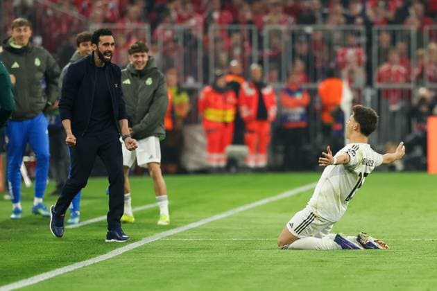 Torjubel von Cheftrainer Alvaro Arbeloa (CF Real Madrid), Arda Gueler 15 (CF Real Madrid) zum 1:2, FC Bayern Muenchen vs. Real Madrid, Fussball, UEFA, Champions League, Viertelfinale, Rueckspiel, 15.04.2026 Muenchen Bayern Deutschland