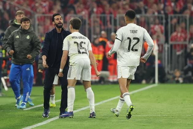 Torjubel von Cheftrainer Alvaro Arbeloa (CF Real Madrid), Arda Gueler 15 (CF Real Madrid) zum 1:2, FC Bayern Muenchen vs. Real Madrid, Fussball, UEFA, Champions League, Viertelfinale, Rueckspiel, 15.04.2026 Muenchen Bayern Deutschland