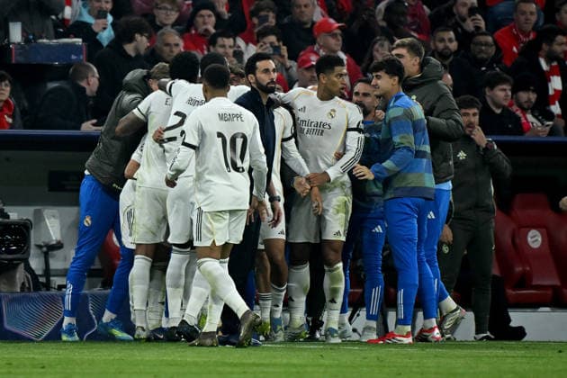 15.04.2026, xemx, Fussball UEFA Champions League, FC Bayern Muenchen - Real Madrid v.l. Torjubel nach dem Tor zum celebrating the goal celebrate 1:2 durch Arda Güler (Real Madrid) Trainer Alvaro Arbeloa (Real Madrid) (DFL DFB REGULATIONS PROHIBIT ANY USE OF PHOTOGRAPHS as IMAGE SEQUENCES and or QUASI-VIDEO) Muenchen