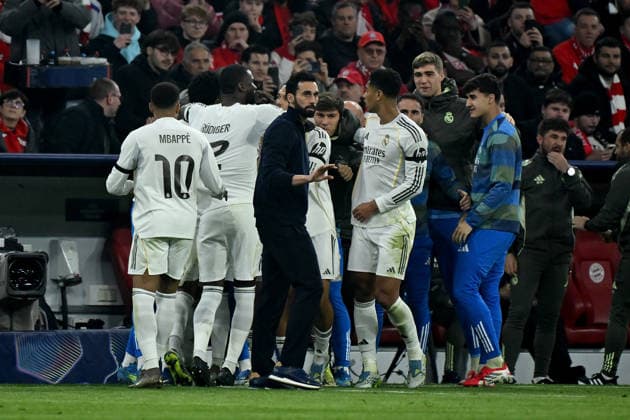 15.04.2026, xemx, Fussball UEFA Champions League, FC Bayern Muenchen - Real Madrid v.l. Torjubel nach dem Tor zum celebrating the goal celebrate 1:2 durch Arda Güler (Real Madrid) Trainer Alvaro Arbeloa (Real Madrid) (DFL DFB REGULATIONS PROHIBIT ANY USE OF PHOTOGRAPHS as IMAGE SEQUENCES and or QUASI-VIDEO) Muenchen