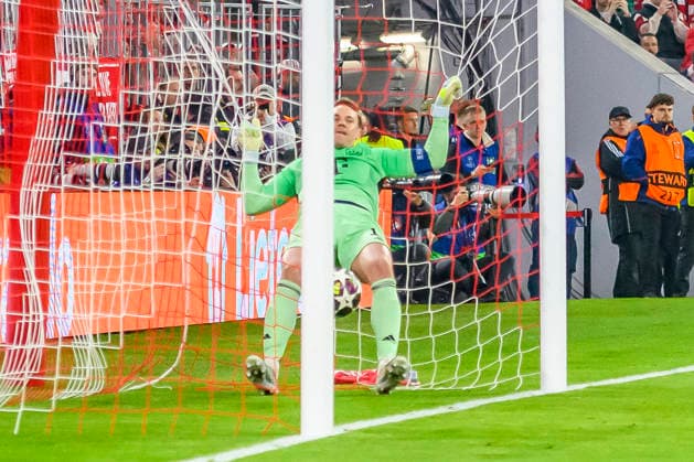 GER, UEFA CL, Viertelfinale Spiel 2, FC Bayern Muenchen (GER) vs Real Madrid (ESP) 15.04.2026, Allianz Arena, Muenchen, GER, UEFA CL, Viertelfinale Spiel 2, FC Bayern Muenchen (GER) vs Real Madrid (ESP) , UEFA regulations prohibit any use of photographs as image sequences and or quasi-video, im Bild Manuel Neuer (FCB 1) nach dem Tor zum 1-2 im Netz