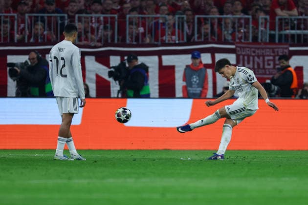 GER, CL Viertelfinale FC Bayern Muenchen (GER) vs Real Madrid (ESP) 15.04.2026, Allianz Arena, München, GER, CL Viertelfinale FC Bayern Muenchen (GER) vs Real Madrid (ESP), im Bild picture shows Arda Güler Arda Gueler (Real Madrid 15) beim Torschuss Torschuß auf das Tor von FC Bayern München FC Bayern Muenchen zum 1:2