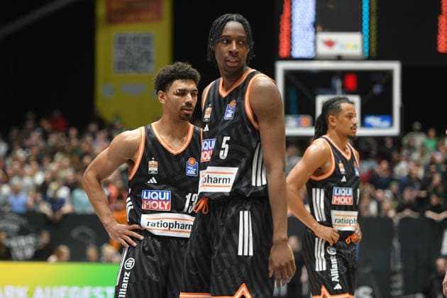 Mohamed Diakite (ratiopharm ulm) Mitte, Mark Smith (ratiopharm ulm) li. und Nelson Weidemann (ratiopharm ulm) re. GER, NINERS Chemnitz vs. ratiopharm ulm, Basketball, easyCredit BBL, 23. Spieltag, Saison 2025 2026, 15.04.2026 GER, NINERS Chemnitz vs. ratiopharm ulm, Basketball, easyCredit BBL, 23. Spieltag, Saison 2025 2026, 15.04.2026 Chemnitz Copyright: xEibner-Pressefoto BertxHarzerx EP_BHR