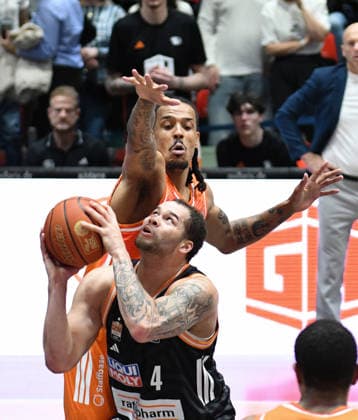 Christopher Ledlum (ratiopharm ulm) vorn und Kevin Yebo (NINERS Chemnitz) hinten. GER, NINERS Chemnitz vs. ratiopharm ulm, Basketball, easyCredit BBL, 23. Spieltag, Saison 2025 2026, 15.04.2026 GER, NINERS Chemnitz vs. ratiopharm ulm, Basketball, easyCredit BBL, 23. Spieltag, Saison 2025 2026, 15.04.2026 Chemnitz Copyright: xEibner-Pressefoto BertxHarzerx EP_BHR