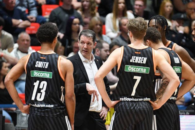 Ty Harrelson (Trainer, Head Coach, ratiopharm ulm) Mitte. GER, NINERS Chemnitz vs. ratiopharm ulm, Basketball, easyCredit BBL, 23. Spieltag, Saison 2025 2026, 15.04.2026 GER, NINERS Chemnitz vs. ratiopharm ulm, Basketball, easyCredit BBL, 23. Spieltag, Saison 2025 2026, 15.04.2026 Chemnitz Copyright: xEibner-Pressefoto BertxHarzerx EP_BHR