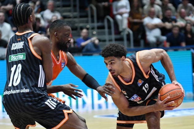 Mark Smith (ratiopharm ulm) am Ball, Malik Osborne (ratiopharm ulm) li. und John Newman III (NINERS Chemnitz) Mitte. GER, NINERS Chemnitz vs. ratiopharm ulm, Basketball, easyCredit BBL, 23. Spieltag, Saison 2025 2026, 15.04.2026 GER, NINERS Chemnitz vs. ratiopharm ulm, Basketball, easyCredit BBL, 23. Spieltag, Saison 2025 2026, 15.04.2026 Chemnitz Copyright: xEibner-Pressefoto BertxHarzerx EP_BHR