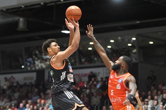 Mark Smith (ratiopharm ulm) li. und Corey Davis Jr. (NINERS Chemnitz) re. GER, NINERS Chemnitz vs. ratiopharm ulm, Basketball, easyCredit BBL, 23. Spieltag, Saison 2025 2026, 15.04.2026 GER, NINERS Chemnitz vs. ratiopharm ulm, Basketball, easyCredit BBL, 23. Spieltag, Saison 2025 2026, 15.04.2026 Chemnitz Copyright: xEibner-Pressefoto BertxHarzerx EP_BHR
