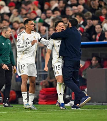 15.04.2026, Fussball UEFA Championsleague 2025 2026: Viertelfinale Rückspiel, FC Bayern München - Real Madrid, in der Allianz-Arena München, Trent Alexander-Arnold (Real Madrid), Arda Güler (Real Madrid) und Trainer AlvaroÊArbeloa (Real Madrid) jubeln