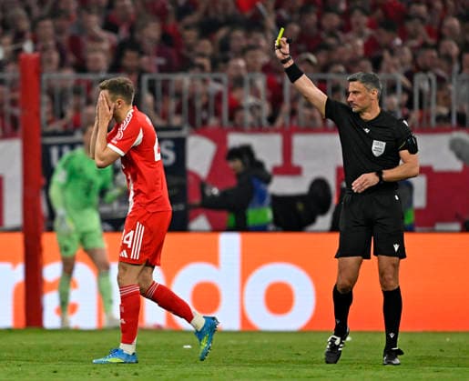 15.04.2026, Fussball UEFA Championsleague 2025 2026: Viertelfinale Rückspiel, FC Bayern München - Real Madrid, in der Allianz-Arena München, Josip Stanisic (Bayern München) sieht gelb