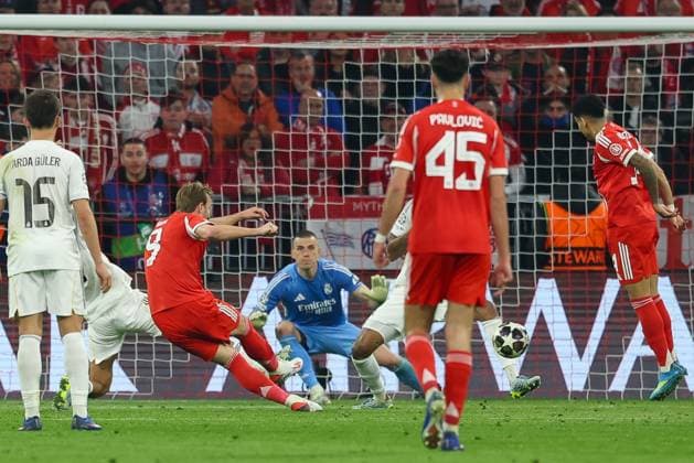 Harry Kane 9 (FC Bayern Muenchen) trifft das Tor zum Ausgleich 2:2, FC Bayern Muenchen vs. Real Madrid, Fussball, UEFA, Champions League, Viertelfinale, Rueckspiel, 15.04.2026 Muenchen Bayern Deutschland