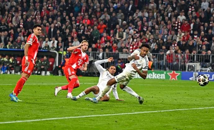 15.04.2026, Fussball UEFA Championsleague 2025 2026: Viertelfinale Rückspiel, FC Bayern München - Real Madrid, in der Allianz-Arena München, Harry Kane (FC Bayern München) trifft zum 2:2. v.l. Luis Diaz (FC Bayern München), Harry Kane (FC Bayern München) und Eder Militao (Real Madrid)