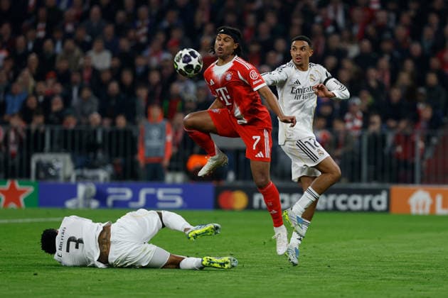 15.04.2026, xjrdrx, Fussball UEFA Champions League, FC Bayern Muenchen - Real Madrid v.l. Eder Militao (Real Madrid) Serge Gnabry (FC Bayern Muenchen) Trent Alexander-Arnold (Real Madrid) Zweikampf, Aktion, action, battle for the ball (DFL DFB REGULATIONS PROHIBIT ANY USE OF PHOTOGRAPHS as IMAGE SEQUENCES and or QUASI-VIDEO) Muenchen