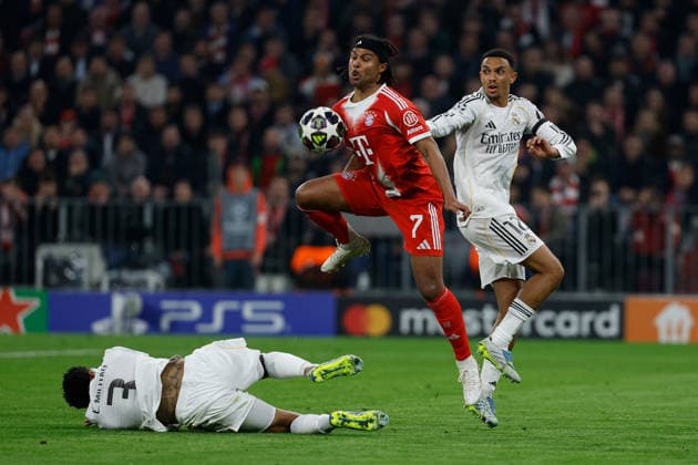 15.04.2026, xjrdrx, Fussball UEFA Champions League, FC Bayern Muenchen - Real Madrid v.l. Eder Militao (Real Madrid) Serge Gnabry (FC Bayern Muenchen) Trent Alexander-Arnold (Real Madrid) Zweikampf, Aktion, action, battle for the ball (DFL DFB REGULATIONS PROHIBIT ANY USE OF PHOTOGRAPHS as IMAGE SEQUENCES and or QUASI-VIDEO) Muenchen