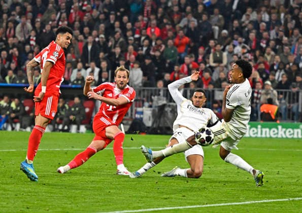 15.04.2026, Fussball UEFA Championsleague 2025 2026: Viertelfinale Rückspiel, FC Bayern München - Real Madrid, in der Allianz-Arena München, Harry Kane (FC Bayern München) macht hier das 2:2. v.l. Luis Diaz (FC Bayern München), Harry Kane (FC Bayern München) und Eder Militao (Real Madrid)