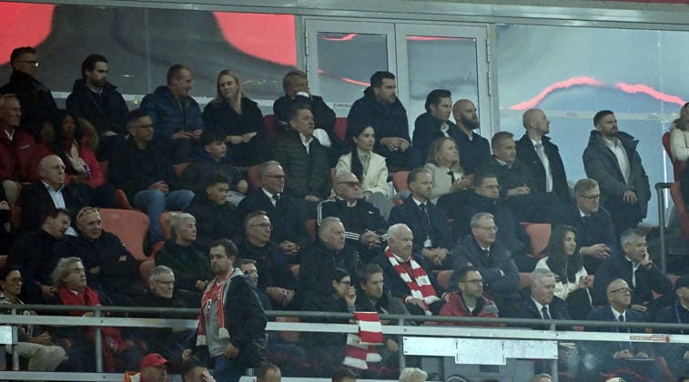 15.04.2026, xemx, Fussball UEFA Champions League, FC Bayern Muenchen - Real Madrid v.l. Dieter Hoeneß, Aufsichtsratmitglied Karl-Heinz Kalle Rummenigge (FC Bayern Muenchen), Fußballfunktionär Vorstand Max Eberl (Bayern Muenchen) (DFL DFB REGULATIONS PROHIBIT ANY USE OF PHOTOGRAPHS as IMAGE SEQUENCES and or QUASI-VIDEO) Muenchen