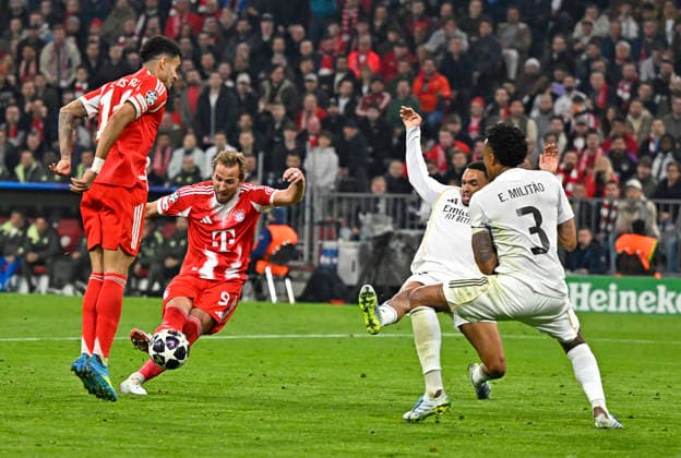 15.04.2026, Fussball UEFA Championsleague 2025 2026: Viertelfinale Rückspiel, FC Bayern München - Real Madrid, in der Allianz-Arena München, Harry Kane (FC Bayern München) macht hier das 2:2. v.l. Luis Diaz (FC Bayern München), Harry Kane (FC Bayern München) und Eder Militao (Real Madrid)