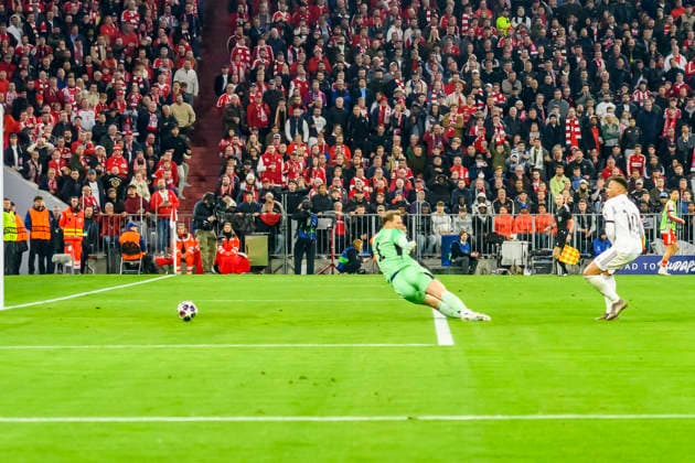 GER, UEFA CL, Viertelfinale Spiel 2, FC Bayern Muenchen (GER) vs Real Madrid (ESP) 15.04.2026, Allianz Arena, Muenchen, GER, UEFA CL, Viertelfinale Spiel 2, FC Bayern Muenchen (GER) vs Real Madrid (ESP) , UEFA regulations prohibit any use of photographs as image sequences and or quasi-video, im Bild Kylian MbappŽ Mbappe (Real 10) schiesst das tor zum 2-3 gegen Manuel Neuer (FCB 1) *** GER, UEFA CL, Quarter-final match 2, FC Bayern Muenchen GER vs Real Madrid ESP 15 04 2026, Allianz Arena, Muenchen, GER, UEFA CL, Quarter-final match 2, FC Bayern Muenchen GER vs Real Madrid ESP , UEFA regulations prohibit any use of photographs as image sequences and or quasi video, in picture Kylian MbappŽ Mbappe Real 10 shoots the goal to 2 3 against Manuel Neuer FCB 1 nordphotoxGmbHx xStraubmeier nph00004