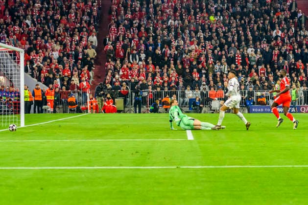 GER, UEFA CL, Viertelfinale Spiel 2, FC Bayern Muenchen (GER) vs Real Madrid (ESP) 15.04.2026, Allianz Arena, Muenchen, GER, UEFA CL, Viertelfinale Spiel 2, FC Bayern Muenchen (GER) vs Real Madrid (ESP) , UEFA regulations prohibit any use of photographs as image sequences and or quasi-video, im Bild Kylian MbappŽ Mbappe (Real 10) schiesst das tor zum 2-3 gegen Manuel Neuer (FCB 1)