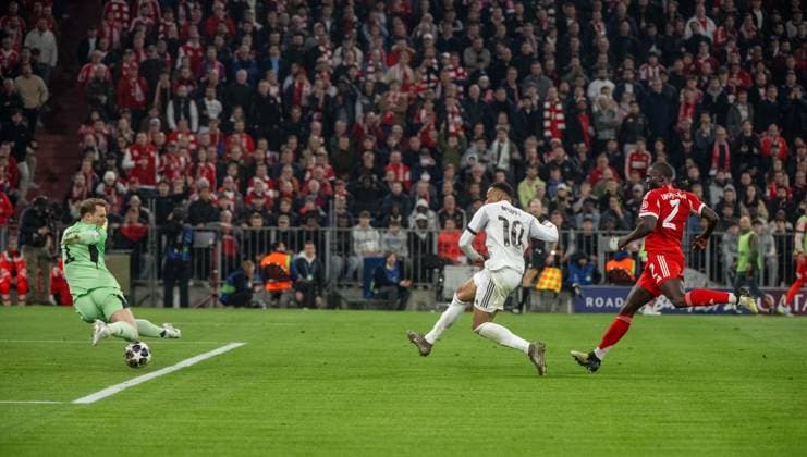 Fußball, Herren, Saison 2025 2026, Champions League (Viertelfinale, Rückspiel), FC Bayern München - Real Madrid, Kylian Mbappe (M., Real Madrid) erzielt das Tor zum 2:3 gegen Torwart Manuel Neuer (Bayern München) und Dayot Upamecano (Bayern München), 15.04. 2026, Copyright: xMatthiasxKochx