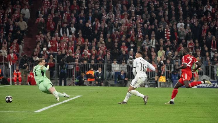 Fußball, Herren, Saison 2025 2026, Champions League (Viertelfinale, Rückspiel), FC Bayern München - Real Madrid, Kylian Mbappe (M., Real Madrid) erzielt das Tor zum 2:3 gegen Torwart Manuel Neuer (Bayern München) und Dayot Upamecano (Bayern München), 15.04. 2026, Copyright: xMatthiasxKochx