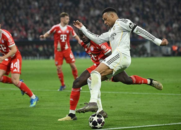 15.04.2026, xemx, Fussball UEFA Champions League, FC Bayern Muenchen - Real Madrid v.l. Dayot Upamecano (FC Bayern Muenchen), Kylian Mbappe (Real Madrid) (DFL DFB REGULATIONS PROHIBIT ANY USE OF PHOTOGRAPHS as IMAGE SEQUENCES and or QUASI-VIDEO) Muenchen