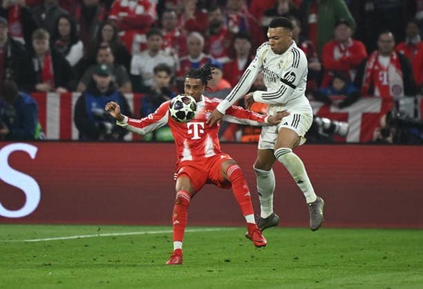 15.04.2026, xemx, Fussball UEFA Champions League, FC Bayern Muenchen - Real Madrid v.l. Michael Olise (FC Bayern Muenchen), Kylian Mbappe (Real Madrid) (DFL DFB REGULATIONS PROHIBIT ANY USE OF PHOTOGRAPHS as IMAGE SEQUENCES and or QUASI-VIDEO) Muenchen