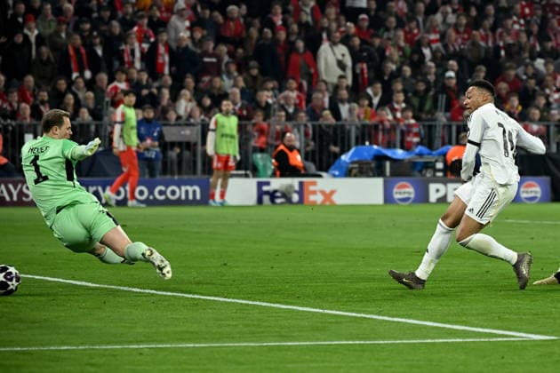 15.04.2026, xemx, Fussball UEFA Champions League, FC Bayern Muenchen - Real Madrid v.l. Kylian Mbappe (Real Madrid) Torschuetze, erzielt das Tor, Treffer, scores the goal 2:3 Manuel Neuer (FC Bayern Muenchen) (DFL DFB REGULATIONS PROHIBIT ANY USE OF PHOTOGRAPHS as IMAGE SEQUENCES and or QUASI-VIDEO) Muenchen