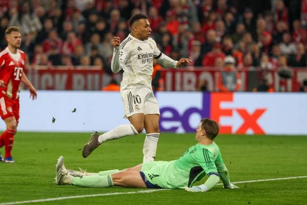Kylian Mbappe 10 (CF Real Madrid), Manuel Neuer 1 (FC Bayern Muenchen) trifft das Tor zum 2:3, FC Bayern Muenchen vs. Real Madrid, Fussball, UEFA, Champions League, Viertelfinale, Rueckspiel, 15.04.2026 Muenchen Bayern Deutschland