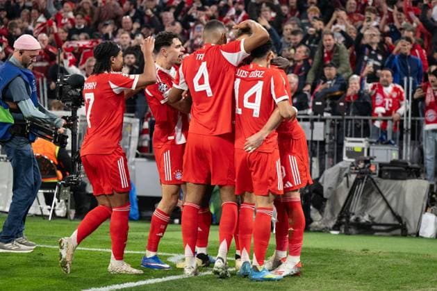 die Mannschaft freut sich ueber das Tor von Harry Kane 9 (FC Bayern Muenchen) jubelt über sein Tor zum 2:2, FC Bayern Muenchen vs Real Madrid, Fussball, Champions League, Viertelfinale, 15.04.2026 Muenchen Bayern Deutschland
