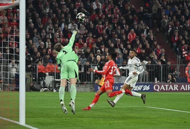 15.04.2026, xemx, Fussball UEFA Champions League, FC Bayern Muenchen - Real Madrid v.l. Manuel Neuer (FC Bayern Muenchen), Michael Olise (FC Bayern Muenchen), Kylian Mbappe (Real Madrid) (DFL DFB REGULATIONS PROHIBIT ANY USE OF PHOTOGRAPHS as IMAGE SEQUENCES and or QUASI-VIDEO) Muenchen